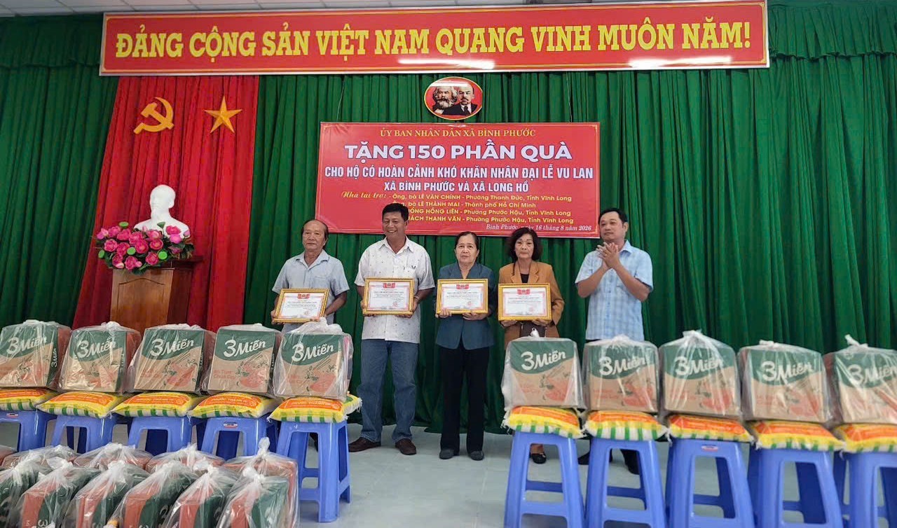 Trao tặng 150 phần quà cho bà con có hoàn cảnh khó khăn nhân dịp Đại lễ vu lan