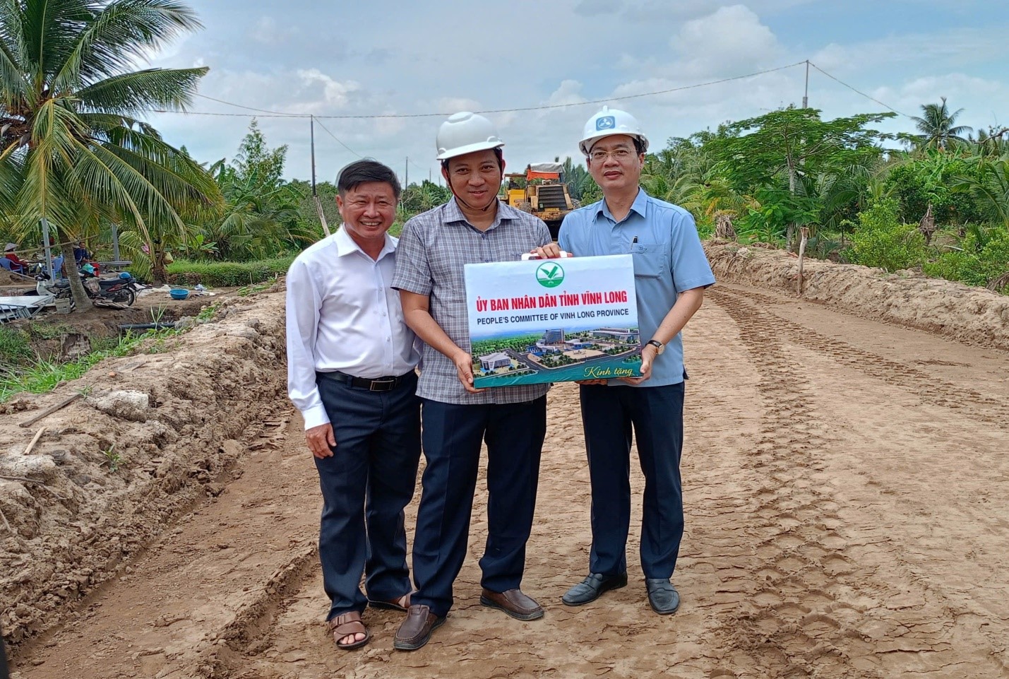 Chủ Tịch UBND tỉnh Trần Trí Quang khảo sát tiến độ thực hiện công trình đường tỉnh 907 (giai đoạn 2) qua xã Bình Phước